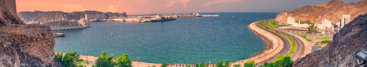 Man sieht den Panoramablick auf die Küste von Kohr Fakkan