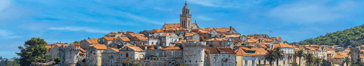 Aus den roten Dächern der Insel Kroatiens ragt der Dom mit seiner prächtigen Kuppel hervor.