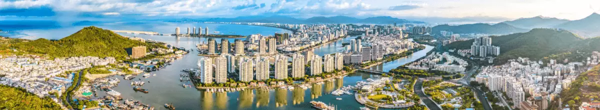 Skyline Sanya mit Blick auf Meer, Natur & Stadt