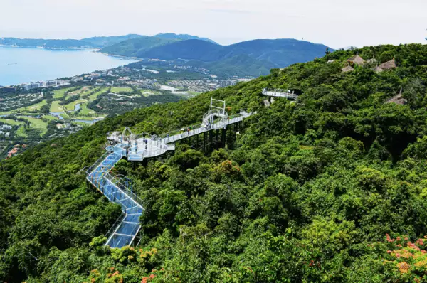 Glasbrücke über Regenwald in Sanya Hainan