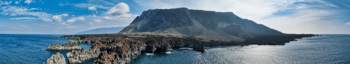 Der Panoramaausschnitt zeigt die Insel aus der Vogelperspektive.