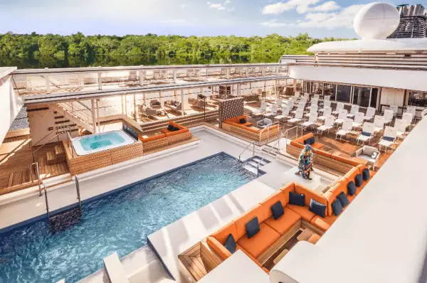 Pooldeck Das Deck der HANSEATIC inspiration verfügt über einen Poolbereich, welche mit Liegen und Entspannungsräumen ausgestattet ist.