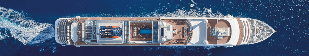 Aus der Vogelperspektive sieht man die Oberseite des Kreuzfahrtschiffes. Man kann in die MS Europa 2 hineinschauen und sieht das höchste Deck.