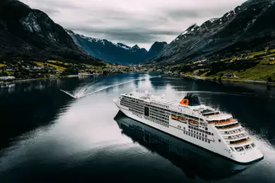 Das Kreuzfahrtschiff MS Europa 2 fährt auf einen Hafen zu.