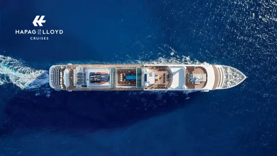 Das Kreuzfahrtschiff MS Europa 2 von Hapag-Lloyd Cruises aus der Luft fotografiert.