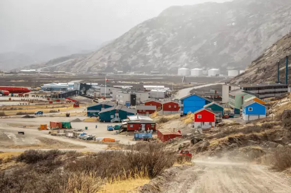 Siedlung Kangerlussuaq Siedlung von Kangerlussuaq mit kleinen bunten Häusern in der Natur.