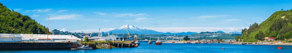 Blick zum Osorno Vulkan vor blauem See.