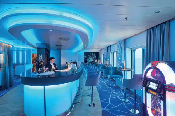 Der Barbereich des HanseAtriums im HANSEATIC nature. Mit blauem Licht aus LED und Lampen, bekommt die Bar eine gemütliche Atmosphäre.