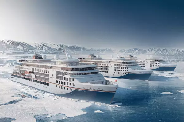 Die Schiffsflotte Die drei Schiffe der Hapag Lloyd fahren über das mit Schollen bedeckte Meer.