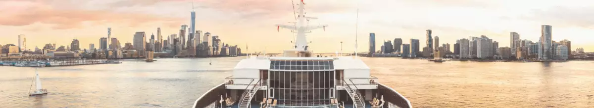 Die MS Europa steuert auf New York zu. Die Farben des bildes sind in Rostrot gehalten. Zu sehen ist ein Teil des Decks und die Skyline von New York, wie sie über dem Meer hervorschaut.