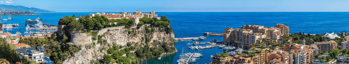 Panoramablick über Monte Carlo auf dem Felsen am blauen Meer.