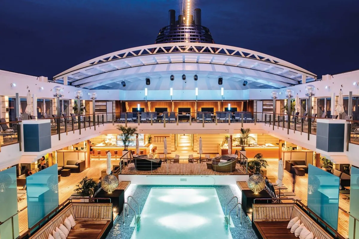 MS Europa 2: Wellness und Fitness Pooldeck Ein Bild vom Wellness und Fitness Pooldeck der MS Europa 2 aus der Ferne aufgenommen.