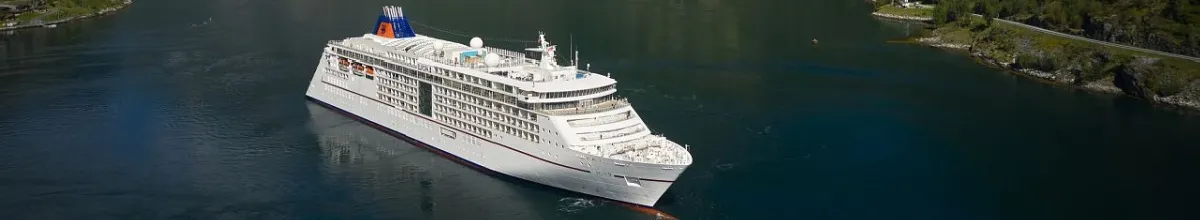 Hapag-Lloyd die Reederei Das Schiff MS EUROPA 2 gleitet im tiefblauen Wasser.