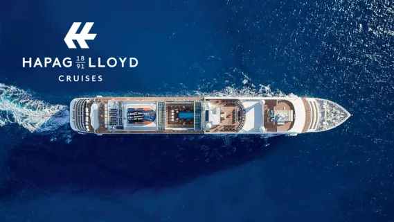 Hapag-Lloyd Cruises – Exklusive Schiffsreisen und Luxuskreuzfahrten Hapag-Lloyd Cruises Luxuskreuzfahrtschiff aus der Vogelperspektive auf dem Meer.