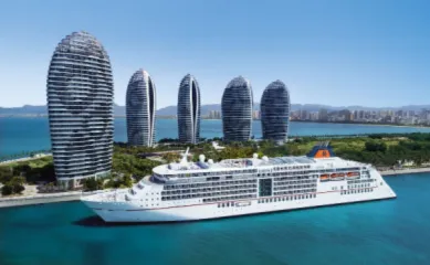 Luxuskreuzfahrtschiff MS EUROPA 2 von Hapag-Lloyd Cruises vor futuristischer Küsten-Skyline, passend zum neuen Tarifmodell.