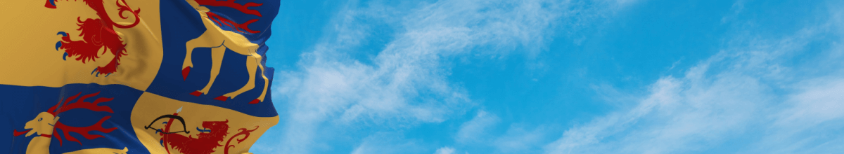 Bei satt blauem Himmel weht die schwedische Flagge von links ins Bild.
