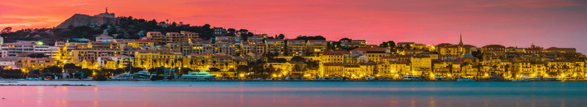 Panoramablick über Calvi im Abendhimmel am Meer.