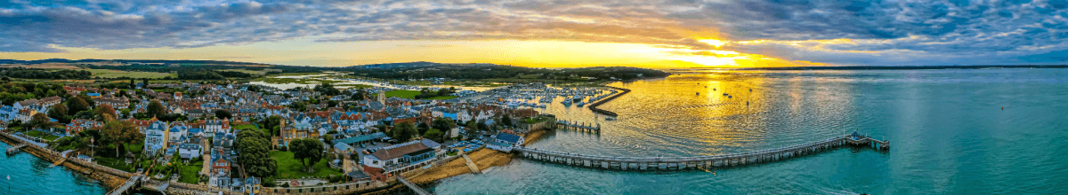 Luftpanoramasicht auf Yarmouth auf der Insel Wight, Vereinigtes Königreich.
