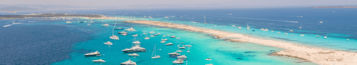 Formentera- Landzunge und Meer mit Booten