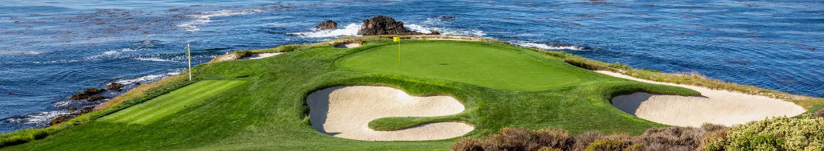 Spektakuläres Golf-Grün direkt an einer Meeresklippe auf einer Golf & Cruise Reise mit Hapag-Lloyd Cruises.