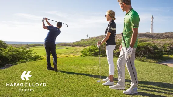 Golf & Cruise mit Hapag-Lloyd Cruises: Erstklassiger Golfsport vor traumhafter Kulisse Gäste von Hapag-Lloyd Cruises beim Golfspielen auf einem exklusiven Küstengolfplatz mit Meerblick und Leuchtturm.