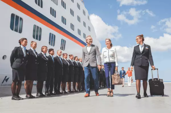 Willkommen an Board Vor einem Kreuzfahrtschiff stehen die Mitarbeiter von Hapag-Lloyd spalier und begrüßen die Gäste die an Bord kommen.
