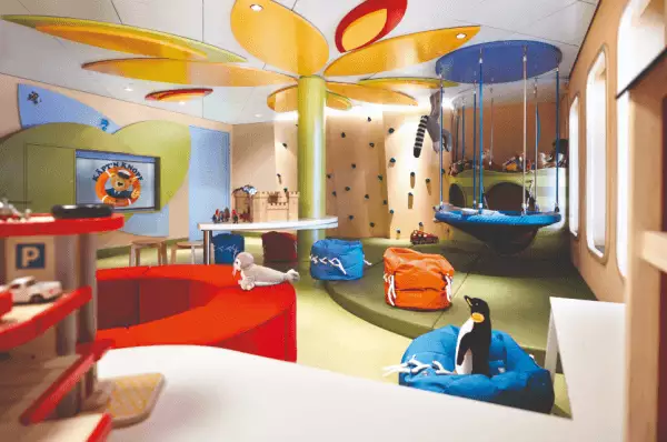 Kinderparadies Der Spieleraum für Kinder und Jugendliche ist bunt dekoriert und eingerichtet. Zu sehen ist eine Hängeschaukel, eine Kletterwand und Spielzeug.