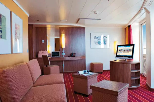 Deluxesuite mit Möbeln in Holzoptik, TV, Couch