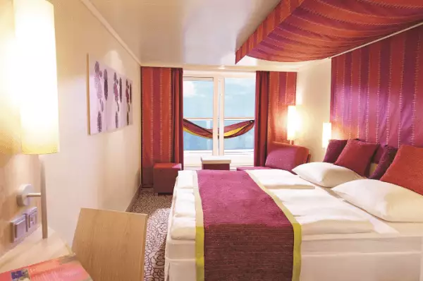 AIDA Panoramasuite in bordeauxroter Optik mit Doppelbett