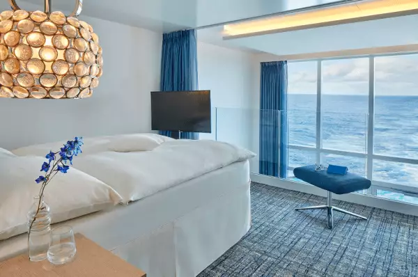 Penthouse- Suite mit Doppelbett und Meerblick