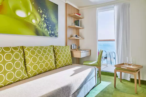 Einzelkabine mit Balkon. Sofa und Stuhl in grüner Optik