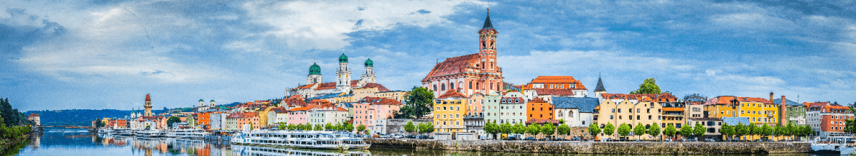 Zu sehen ist ein bemerkenswertes Panorama an der Donau.