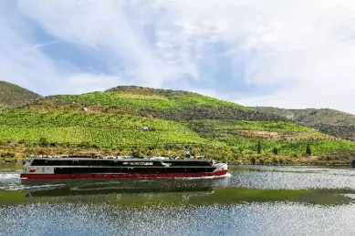 Die Douro Serenity fährt über den Douro.