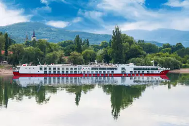 Die Maxima von nicko cruises fährt über die Donau.