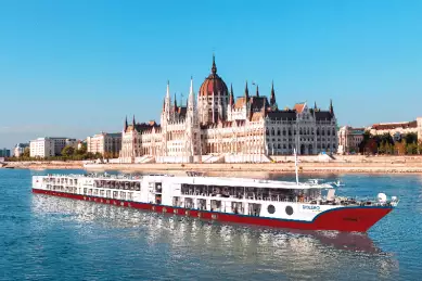 Die BOLERO fährt über die Donau und vor einem prächtigen Palast her.