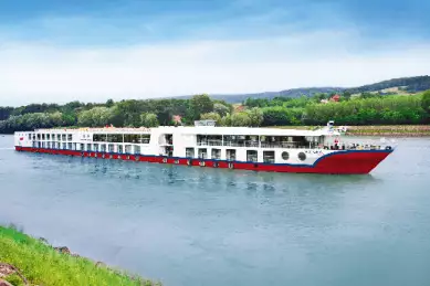 Die VIKTORIA fährt über die Donau.