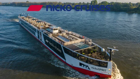 nickoSPIRIT Die nickoSPIRIT fährt über den Fluss.