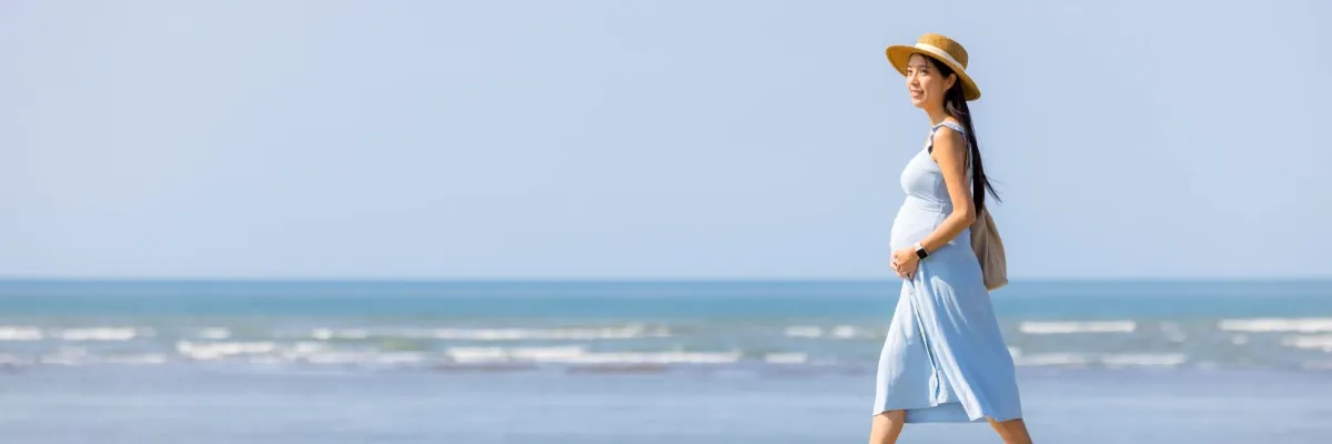 Laufen Sie entspannt am Strand einer kanarischen Insel und genießen Sie die Zeit vor der Geburt auf einer Kreuzfahrt.