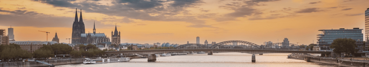 Zu sehen ist die Skyline von Köln. Sie beinhaltet den Dom, die Brücke und viele weiteren Sehenswürdigkeiten der Stadt.