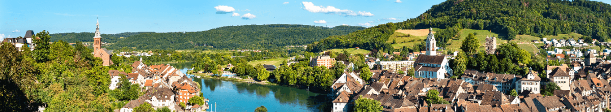 Ein Ausblick auf das Panorama vom Rhein, wie er durch die Stadt fließt.