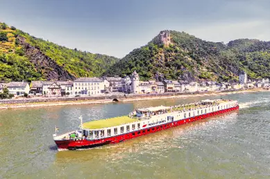 Die CASANOVA fährt über den Rhein und seine Nebenflüsse vorbei an schönen Gebäuden.