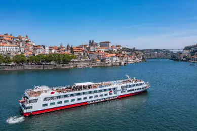Das Schiff der Flotte nicko cruises fährt über den Douro.