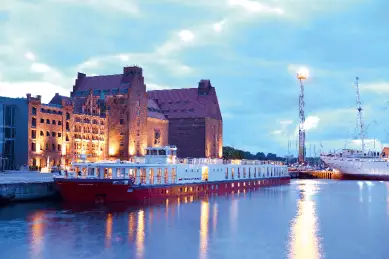 KATHARINA VON BORA liegt am Hafen.
