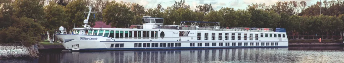 Die MS Thurgau Saxonia in Seitenansicht ankert an einem Ufer. ©Thurgau Travel