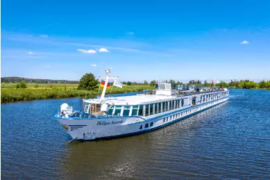 Die THURGAU SAXONIA fährt über den Fluss bei schönem Sonnenschein.