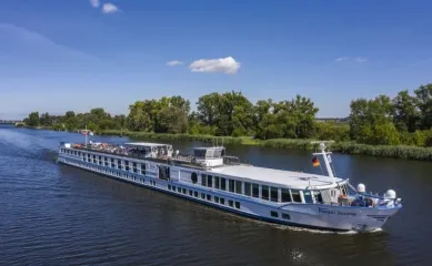 Die MS THurgau Saxonia fährt über einen Fluss bei schönem Sonnenschein. ©Thurgau Travel