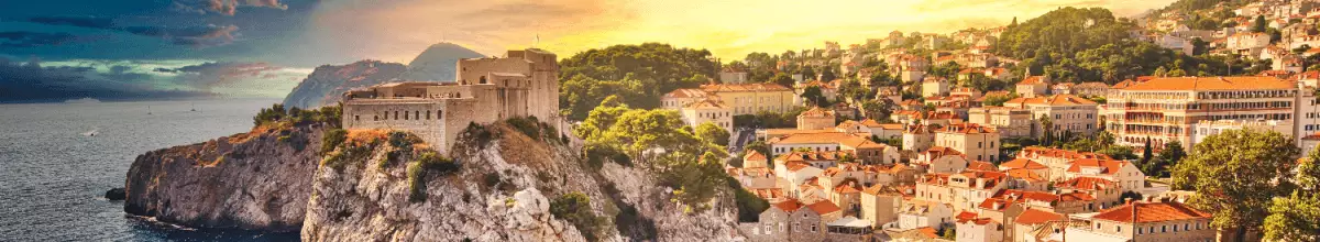 Am kroatischen Festland geht die Sonne unter. In romantischer Stimmung glüht der Himmel über dem Land.