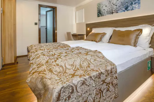 Die luxuriöse Kabine auf der PRINCESS erstrahlt in echtem Glanz. Die Kabine ist in luxuriösen Farben geschmückt.