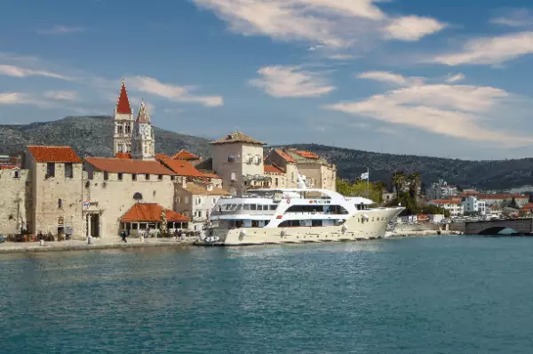 Die PRINCESS vor der Kroatischen Küste Die PRINCESS liegt vor der Küste und bringt Ihre Passagiere an Land.