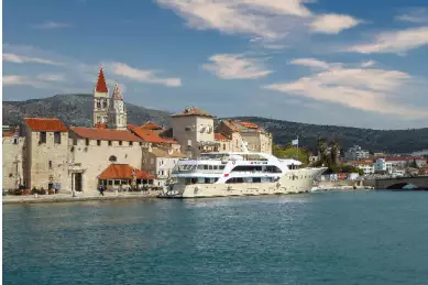 Die PRINCESS steht in Slano und legt am Hafen an.